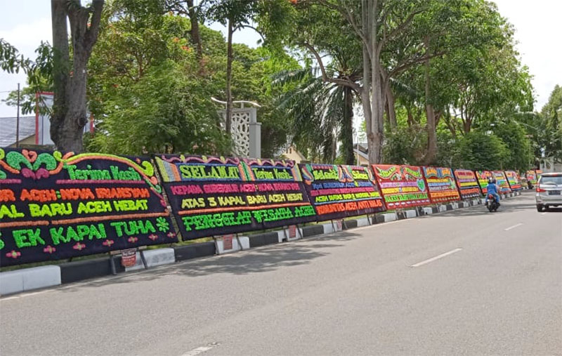 Giliran Papan Bunga “Selamat dan Sukses” Atas Prestasi Pemerintah Aceh Terpajang di Depan Meuligoe