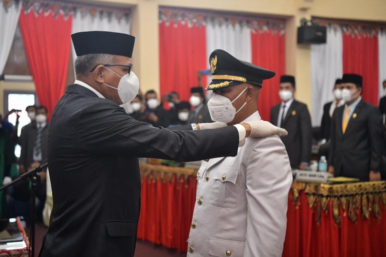 Gubernur Aceh, Ir. Nova Iriansyah, MT menyematkan Tanda Jabatan Kepada Wakil Bupati Bener Meriah, Dailami pada Rapat Paripurna Dewan Perwakilan Rakyat Kabupaten Bener Meriah Sisa Masa Jabatan 2017-2022 di Kantor DPRK Bener Meriah, Jumat, (12/3/2021).