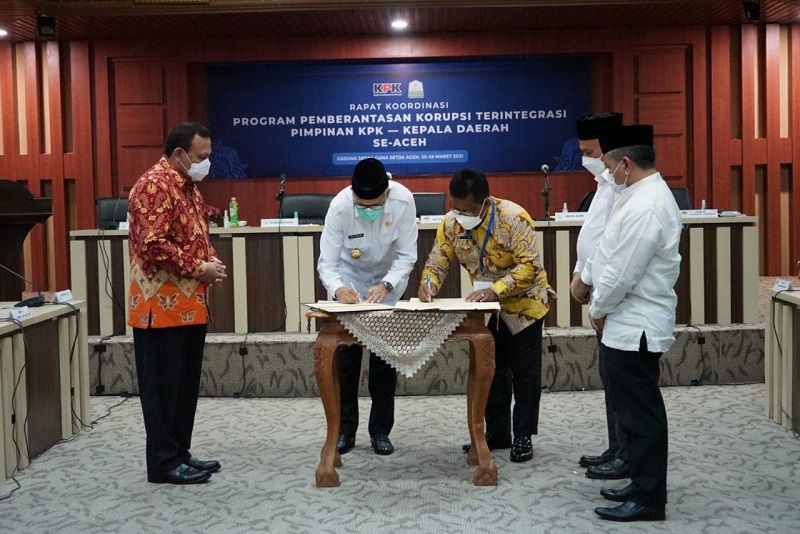 Gubernur Aceh Nova Iriansyah melakukan Penandatangan Pengalihan Aset dengan Walikota Banda Aceh Aminullah Usman disaksikan Ketua KPK RI Firli Bahuri, Jum'at (26/3/2021). (Foto: Ipi)