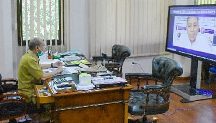Bupati Aceh Tamiang, H. Mursil, SH, M.Kn sedang melaksanakan silaturahmi dan diskusi melalui aplikasi Zoom meeting.