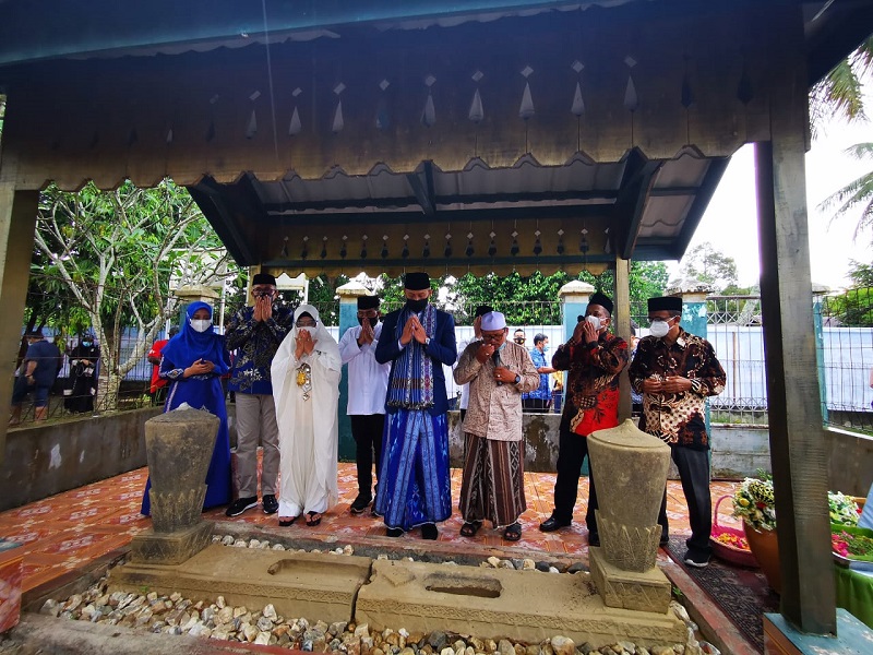Di Bireuen, AHY Kunjungi Rumah Adat dan Makam Tun Sri Lanang