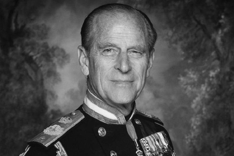 Foto Pangeran Philip saat masih muda dengan mengenakan seragam militer.(TWITTER @RoyalFamily)