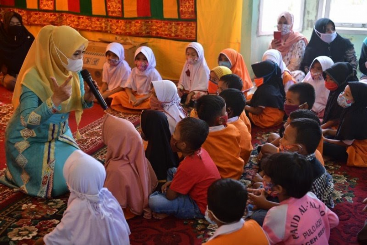 Ilustrasi- Bunda PAUD Aceh Dyah Erti Idawati memberikan semangat kepada anak-anak PAUD (ANTARA/HO)