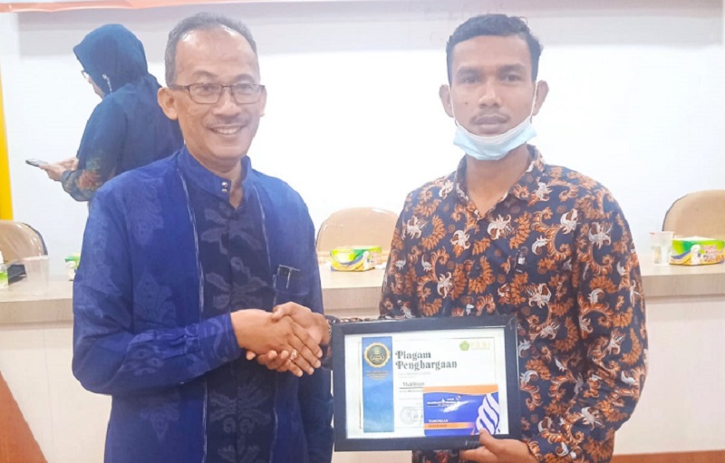 Putra Aceh Selatan Terima Awards FEBI UIN Ar-Raniry