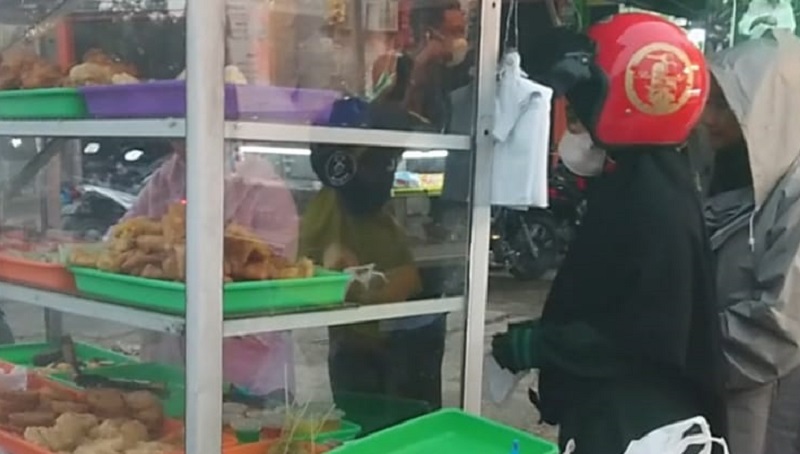 Hari Pertama Puasa, Pasar Takjil Darussalam di Padati Warga