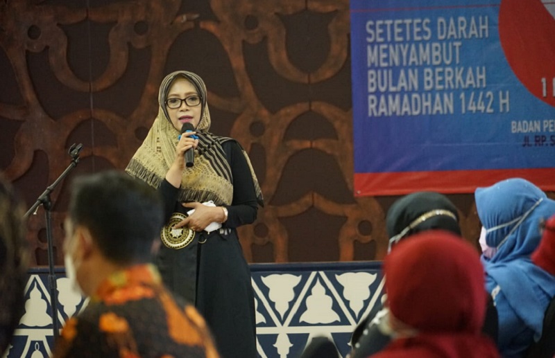 Dyah Erti Idawati saat memberikan sambutan pada kegiatan donor darah bertemakan "Setetes darah menyambut bulan berkah Ramadhan 1442 Hijriah" di Aula lantai 2, Mess Aceh Cikini, Jakarta Pusat, Kamis,