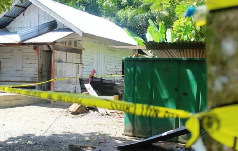 Polisi memasang garis di lokasi temuan sebuah fiber tempat penyimpanan ikan di depan sebuah rumah nelayan di Desa Pulo Teungoh, Kecamatan Meureubo, Kabupaten Aceh Barat, Sabtu (17/4/2021) sore. Dari dalam fiber tersebut diduga turut diamankan sekarung narkotika diduga jenis sabu. ANTARA/HO