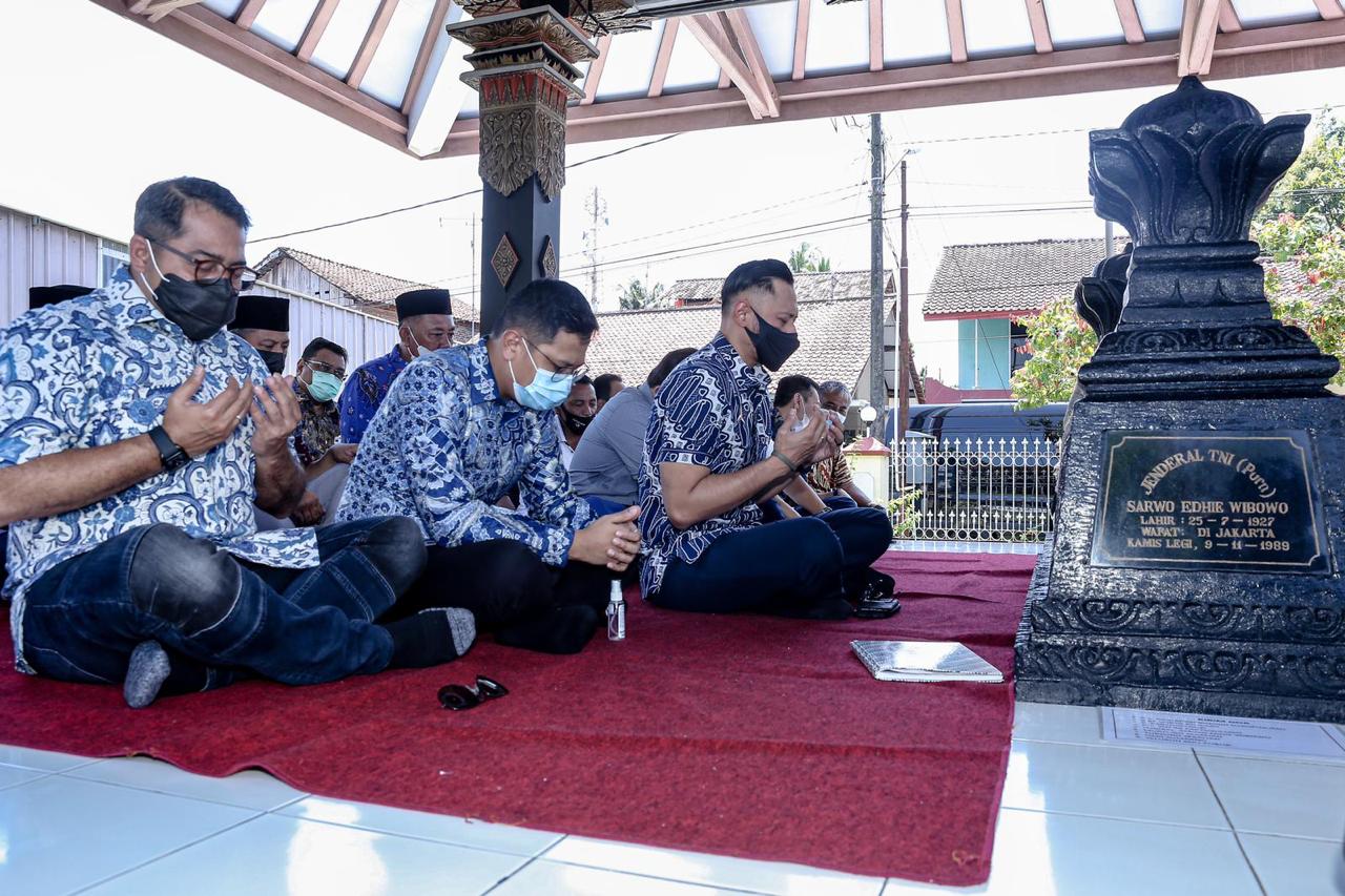 AHY Ziarah ke Makam Sang Kakek Sarwo Edhie Wibowo
