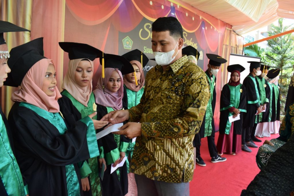 400 Siswa MTsN Model Banda Aceh Diwisuda