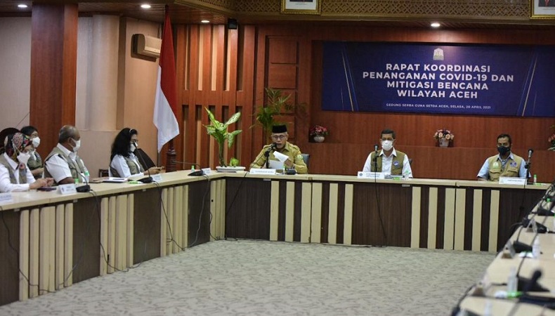 Gubernur Aceh, Nova Iriansyah bersama Forkopimda Aceh dan Kepala BNPB Pusat Doni Monardo beserta Rombongan menggelar Rapat Koordinasi Penanganan Covid-19 dan Mitigasi Bencana Wilayah Aceh di Gedung Serbaguna Setda Aceh, Kantor Gubernur Aceh, Selasa, (20/4/2021).