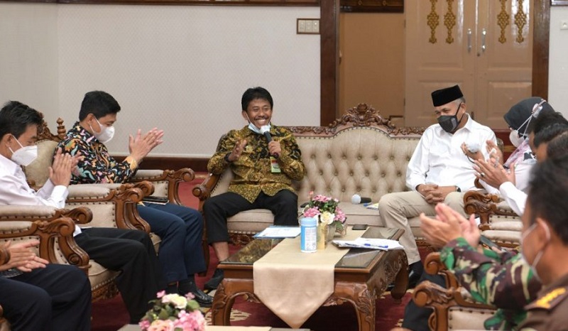 Gubernur Aceh, Ir. H. Nova Iriansyah, M.T Memimpin Rapat Terbatas Pengawalan Program Kementerian Pertanian di Provinsi Aceh Tahun 2021 bersama Inspektorat Jenderal Kementerian Pertanian RI dan Forkopimda Aceh serta SKPA terkait di Meuligoe Gubernur Aceh, Rabu (21/4/2021).