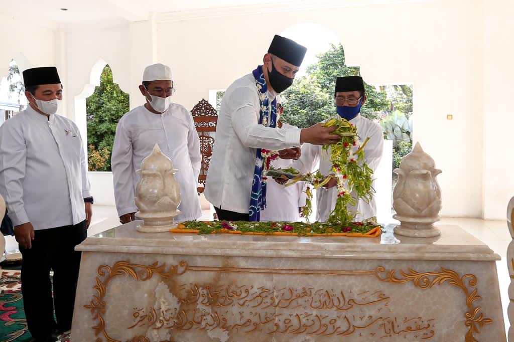 Tiba di Bumi Mangkurat, AHY Ziarah ke Makam Abah Anang Djazouly