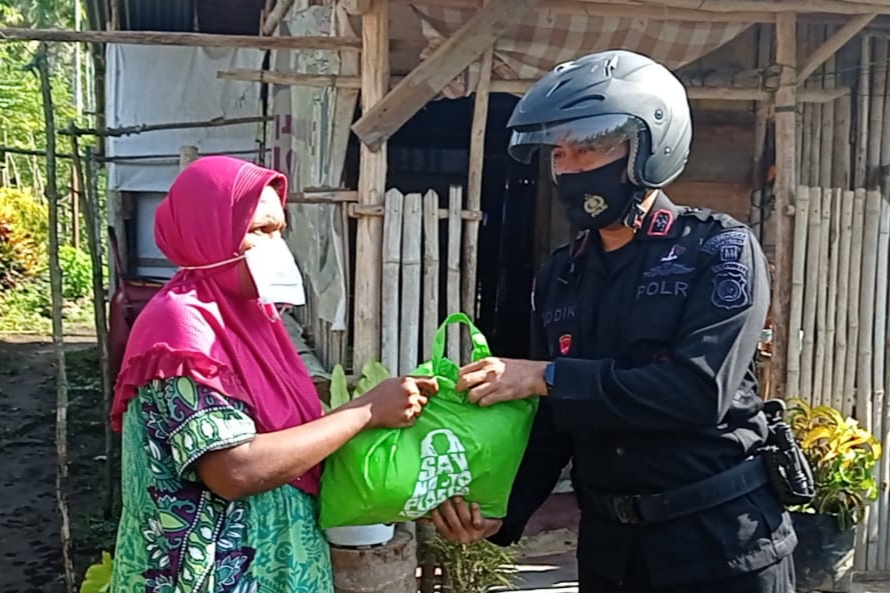 Brimob Polda Aceh Bagi Sembako untuk Warga Kurang Mampu di Lembah Seulawah