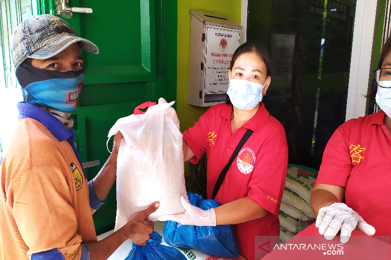 Etnis Tionghoa Beri Paket Ramadhan untuk 2.140 Kaum Dhuafa di Aceh