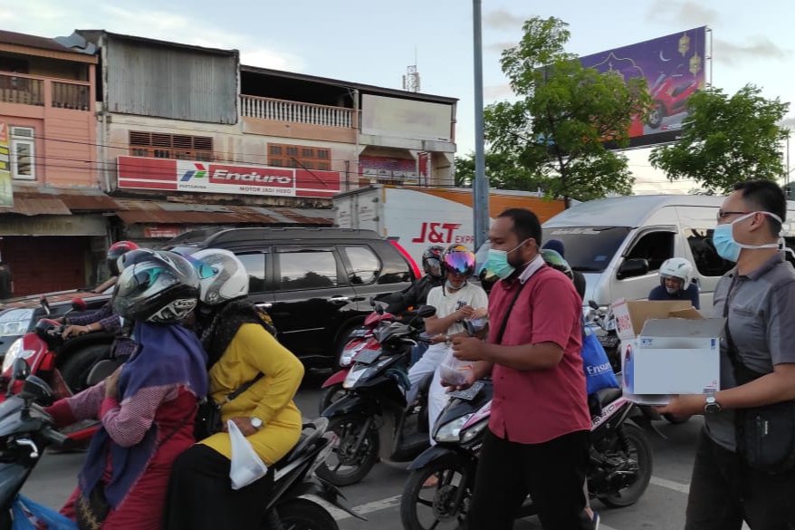 Komunitas Ngopi di Banda Aceh Bagi-Bagi Paket Kurma