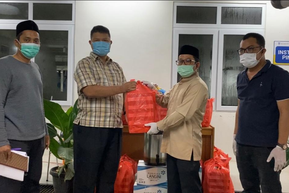 Dinsos Aceh Bagi Makanan Sahur, Devi: Pandemi Tak Halangi Kita untuk Beribadah