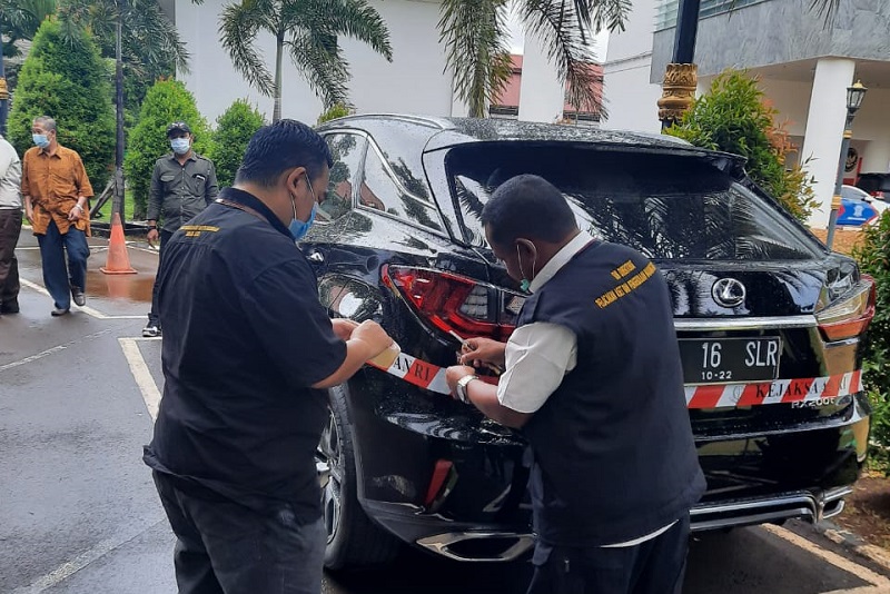 Kejaksaan Agung Menyita Satu Unit Mobil Lexus milik BTS, Tersangka Kasus Korupsi ASABRI.