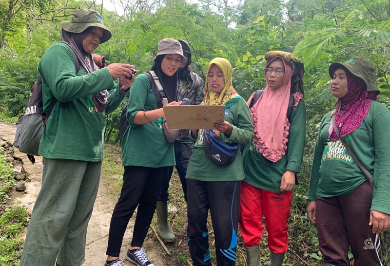 MpU Uteun (Penjaga Hutan), Ranger Perempuan yang tergabung dalam Lembaga Pengelola Hutan Kampung (LPHK), Gampong Damaran Baru, Kecamatan Timang Gajah, Kabupaten Bener Meriah. (Foto: Dok.LPHK)