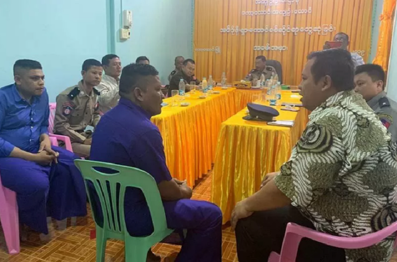 Pejabat KBRI Yangon ketika berbincang dengan Jamaluddin saat masih ditahan di penjara Myanmar beberapa waktu lalu. ANTARA/HO-KBRI Yangon