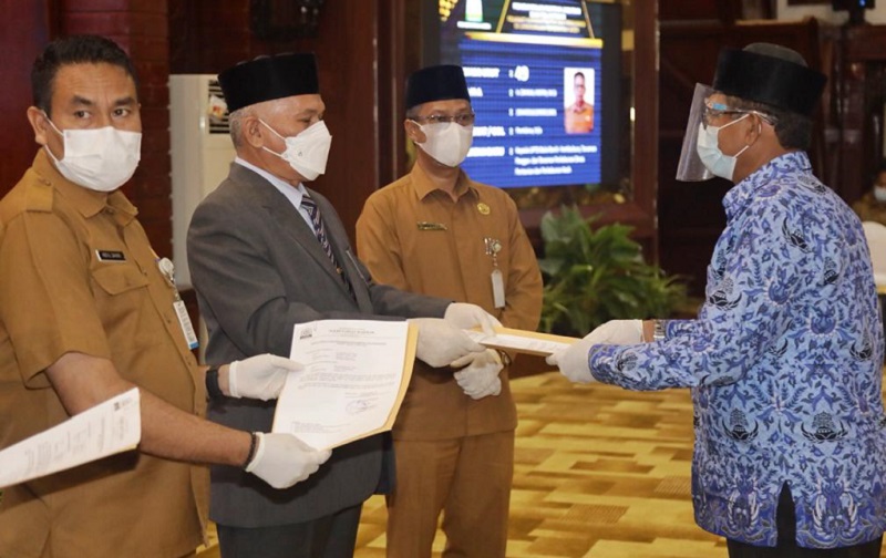 Sekretaris Daerah (Sekda) Aceh, Taqwallah, melantik 50 Pejabat Administrator atau jabatan eselon III dan 102 pejabat Pengawas/jabatan eselon IV di Lingkungan Pemerintah Aceh, di Anjong Mon Mata Komplek Meulioe Gubernur Aceh, Selasa (6/4/2021).