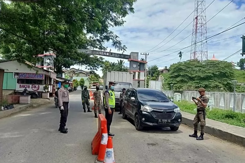 Personel gabungan memeriksa kendaraan yang masuk wilayah perbatasan Aceh dan Sumatera Utara di Lawe Pakam, Aceh Tenggara, Kamis (21/5/2020). Antara Aceh/HO