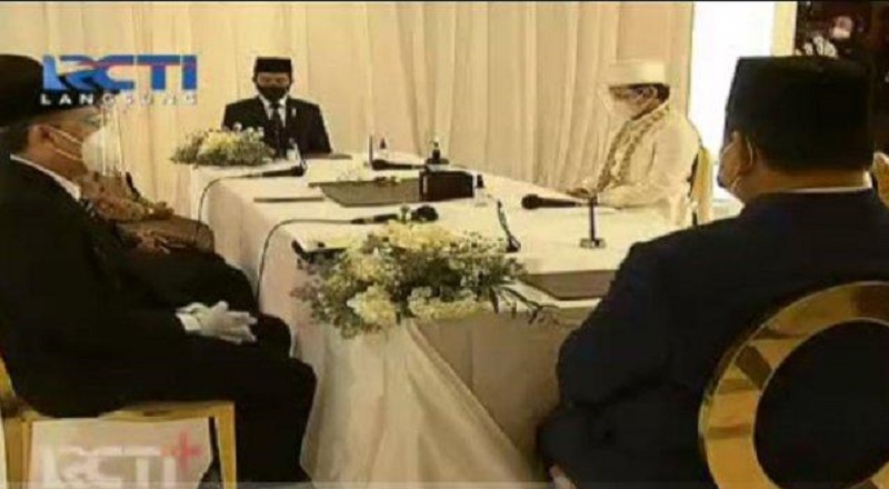 Atta Halilintar dan Aurel Hermansyah resmi menikah. Presiden Joko Widodo (Jokowi) dan Menteri Pertahanan (Menhan) Prabowo Subianto bertindak sebagai saksi di Hotel Raffles, Setabudi, Jakarta Selatan, Sabtu (3/4/2021).