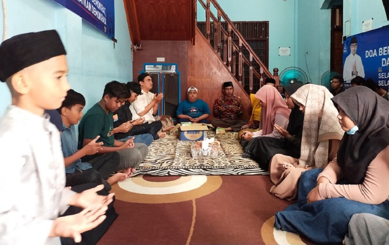 Tim Rumoh Aspirasi Teuku Riefky Harsya (TRH) menggelar acara zikir dan do'a bersama anak yatim di Rumoh Aspirasi TRH, Gampong Lam Ara, Kecamatan Banda Raya, Kota Banda Aceh, Sabtu (3/4/2021).