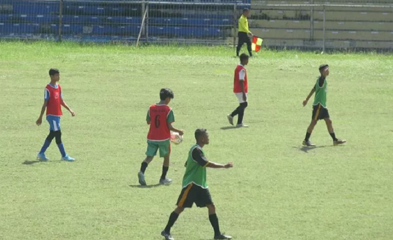 Pesepak bola muda mengikuti seleksi calon pemain timnas di Stadion Dimurthala, Banda Aceh, Sabtu (10/4/2021). ANTARA/M Haris SA.