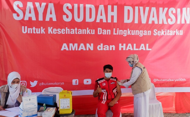 Staf PT. Hutama Karya di Tol Sigli-Banda Aceh (Sibanceh) sedang divaksin Covid-19