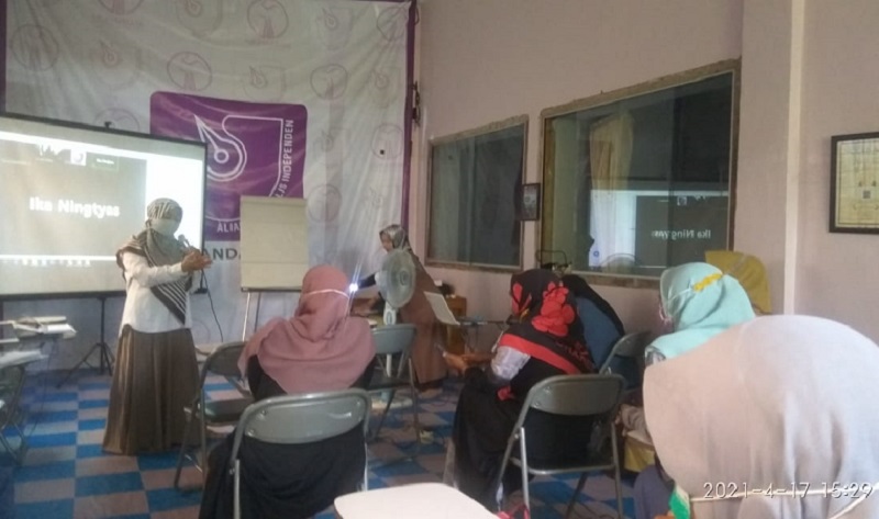Pelatihan Penulisan Laporan Mendalam Isu Perempuan dan Anak bagi Jurnalis, di Aula AJI Banda Aceh, Sabtu, (17/4/2021). (Foto: Nukilan.id/DG)