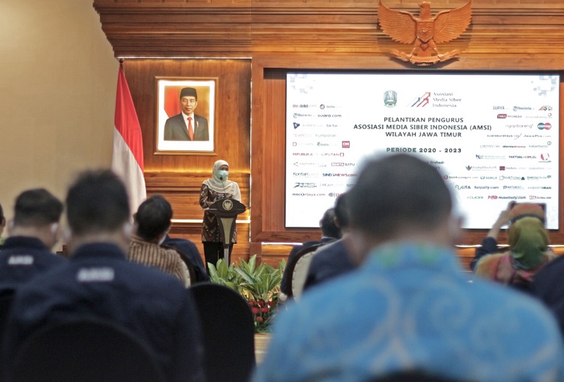 Gubernur Jawa Timur Khofifah Indar Parawansa menghadiri dan menyaksikan pelantikan Pengurus Asosiasi Media Siber Indonesia (AMSI) Jawa Timur periode 2020-2023 di Gedung Negara Grahadi Surabaya, Rabu (21/4/2021). Foto: Ist.