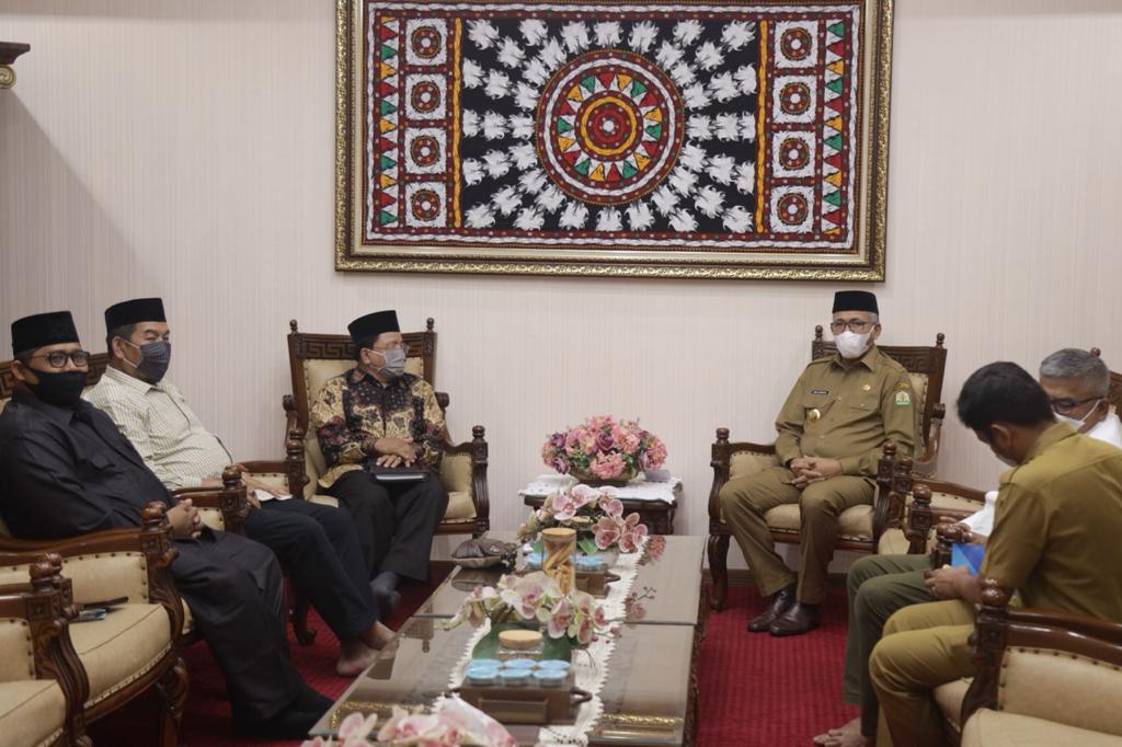 ubernur Aceh, Ir. Nova Iriansyah, MT menerima audiensi Rektor UIN Ar-Raniry, Prof. Dr. H. Warul Walidin AK, MA beserta rombongan di Rumah Dinas Wakil Gubernur, Banda Aceh, Selasa (27/4/2021).