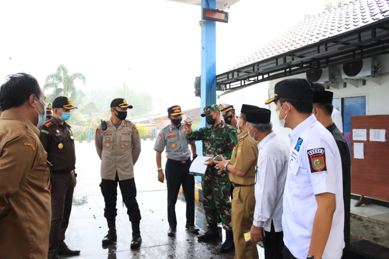 Pengecekan pembangunan posko perbatasan oleh Forkopimda Subulussalam di Desa Jontor, Kecamatan Penanggalan, Kota Subulussalam, Rabu (29/4/2021). Foto: Ist