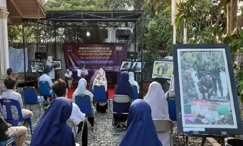 Peserta sedang mengikuti sambil melihat pameran foto karya jurnalis saat konflik Aceh, diselenggarakan AJI Banda Aceh dan PFI Aceh, di kantor AJI Banda Aceh, Rabu (28/4/2021) ANTARA/Rahmat Fajri.