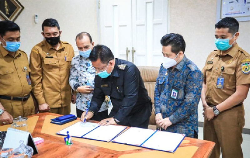 Wali Kota Banda Aceh, Aminullah Usman saat menekan MoU program sekolah penggerak dengan perwakilan Kemendikbud RI, di Banda Aceh, Rabu (20/1/2021). (Foto: ANTARA)