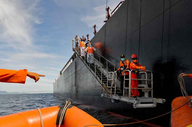 Anngota Basarnas bersama tim medis karantina mengevakuasi anak buah kapal (ABK) Alexander Melnik warga Rusia dari kapal tanker MT Hulda Maersk berbendera Denmark di Selat Benggala, Selasa (27/4/2021).
