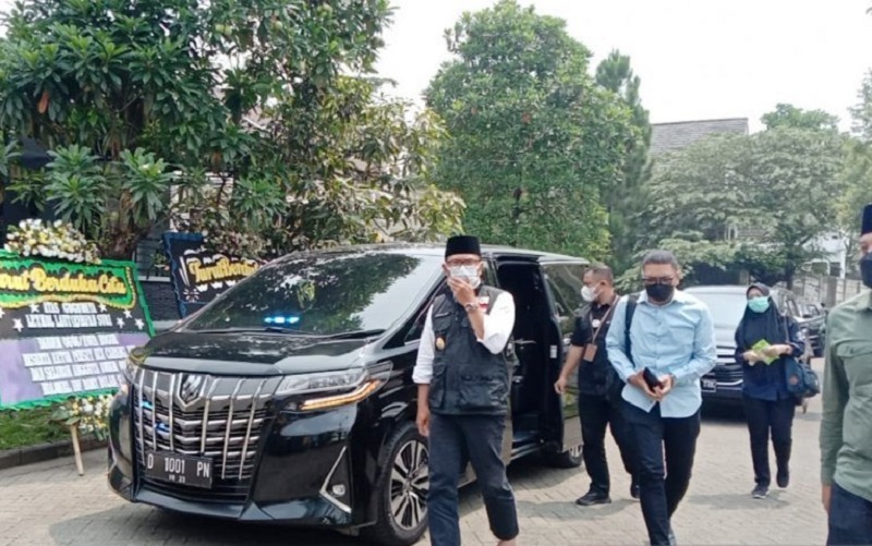 Gubernur Jawa Barat Ridwan Kamil saat di rumah duka Letkol Laut (E) Irfan Suri, korban KRI Nanggala 402, di Sukamantri, Kabupaten Bogor, Selasa (27/4). Foto: ANTARA/M. Fikri Setiawan