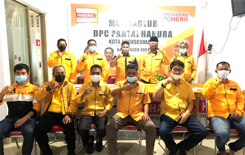 Zulfikar (tiga dari kiri arah foto) bersama Ketua DPD Hanura Ibnu Rusdi dan pengurus Hanura. (Foto: Nukilan.id)
