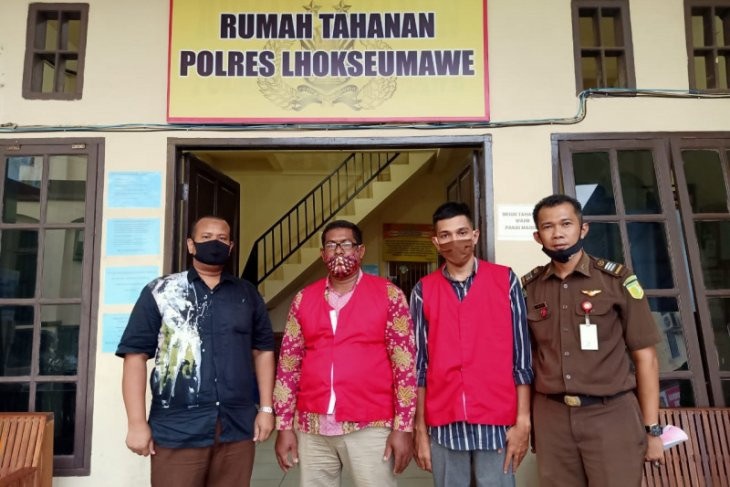 Kedua terduga pelaku tindak pidana korupsi dana desa ditahan di Rutan Polres Lhokseumawe, Kamis (15/10). Foto: ANTARA/HO
