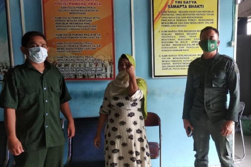 Wanita yang diamankan Satpol PP/WH Aceh Tamiang karena berjualan makanan di siang hari melayani orang tidak puasa, Selasa (20/4/2021). Antara Aceh/HO