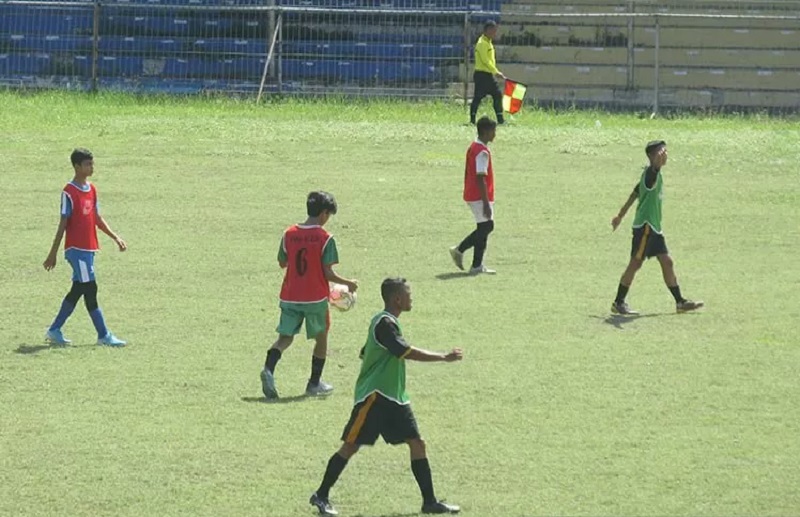 Pesepak bola muda mengikuti seleksi calon pemain timnas di Stadion Dimurthala, Banda Aceh, Sabtu (10/4/2021). Antara Aceh/M Haris SA