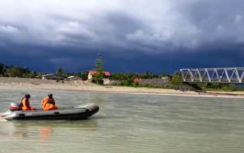 Ilustrasi pencarian korban tenggelam oleh petugas Basarnas Pos Meulaboh di DAS Krueng Nagan, di kawasan Desa Meunasah Pante, Kecamatan Beutong, Kabupaten Nagan Raya, Aceh. (Foto: Antara/HO)