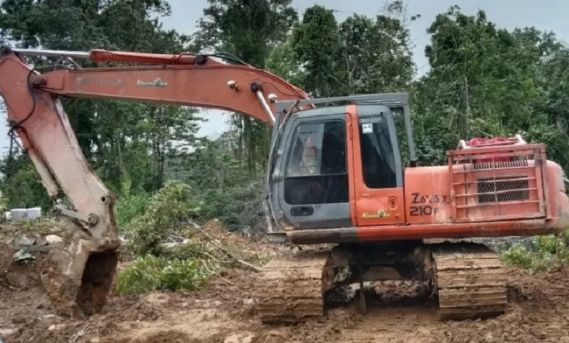 Satu unit alat berat diduga digunakan dalam aktivitas penambangan emas ilegal di pinggir Sungai Labuhan, Desa Blang Leumak, Kecamatan Beutong, Kabupaten Nagan Raya, Kamis (20/5/2021). ANTARA/HO-Polres Nagan Raya/aa.