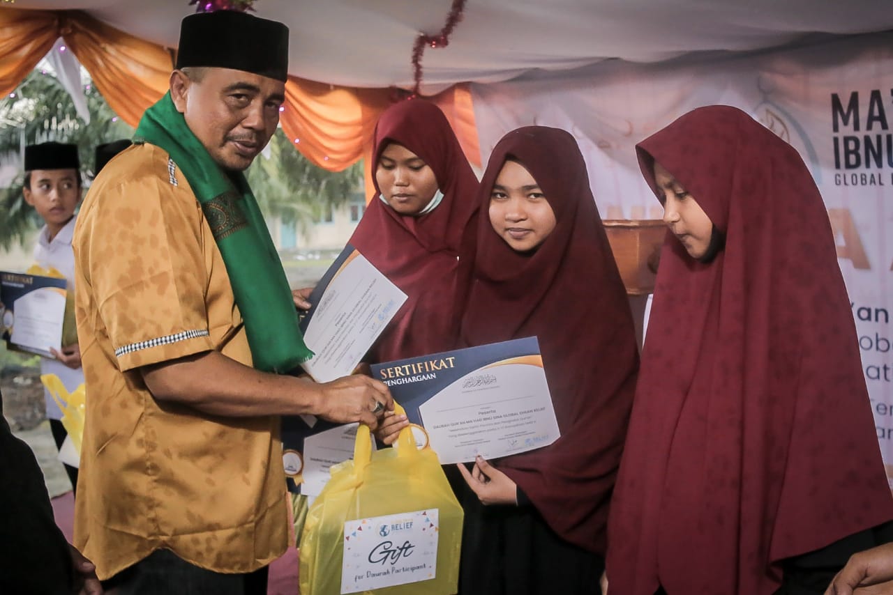 Penutupan Daurah Qur’an Ramadhan, Global Ehsan Relief Bagi Sembako untuk Wali Santri di Abdya