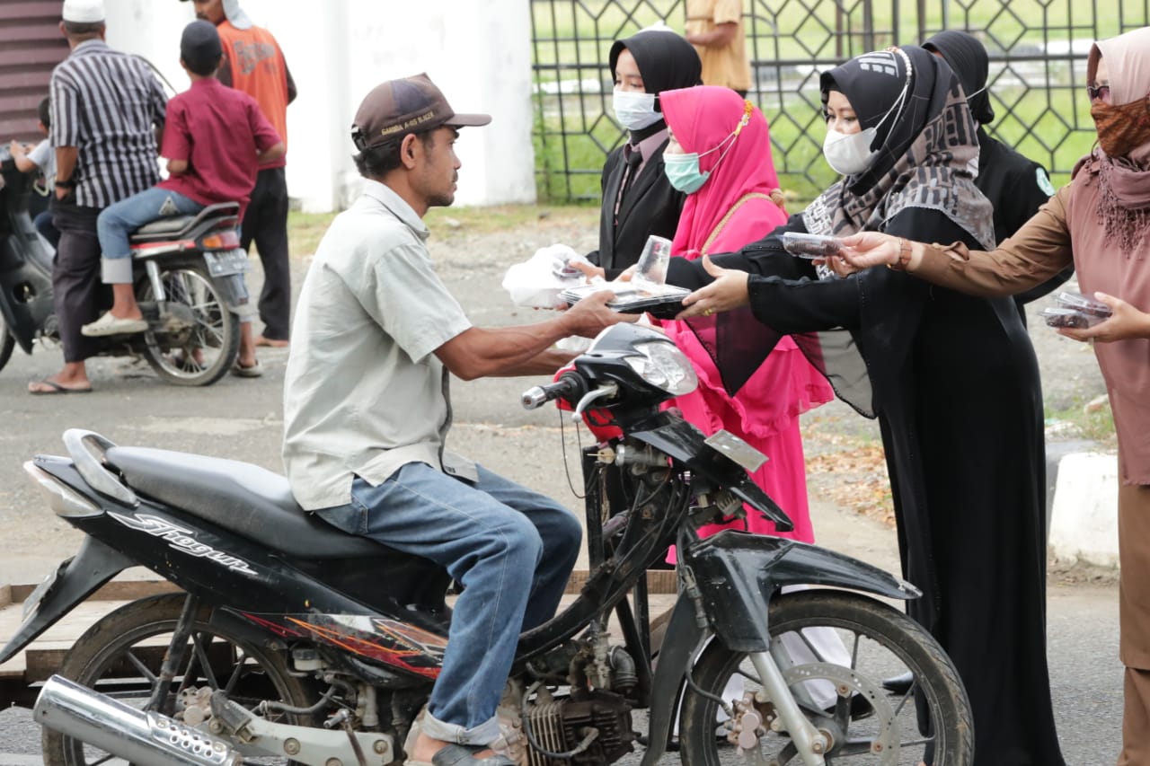 Semarak Ramadhan, SMK di Banda Aceh Bagi-bagi Takjil