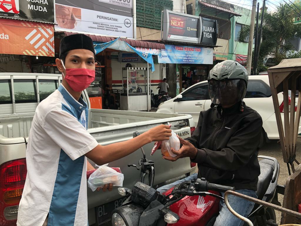 Senator Fachrul Razi Bersama Muda Seudang Bagikan Masker & Takjil di Banda Aceh