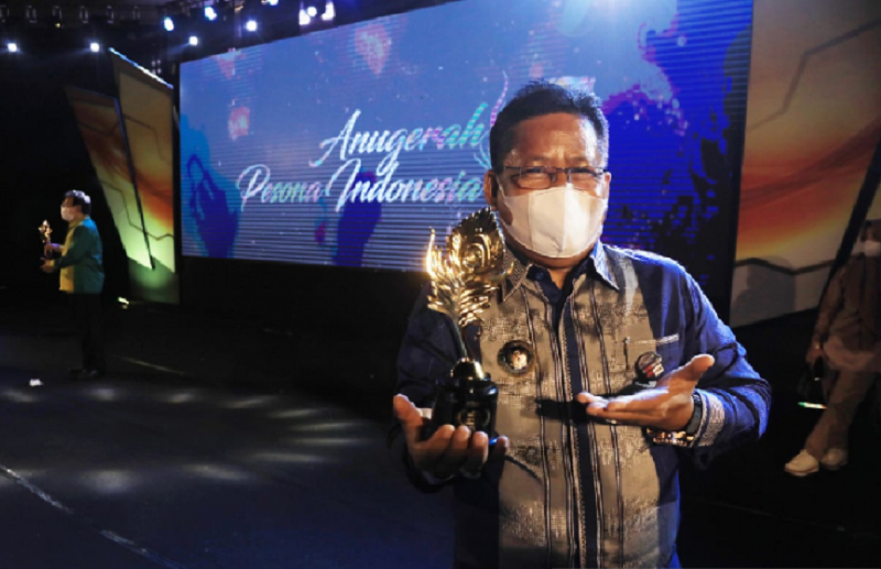 Wali Kota Banda Aceh Aminullah Usman saat mengambil anugerah API Award 2020, di NTT, Kamis malam (20/5/2021) ANTARA/HO-Humas Pemko Banda Aceh