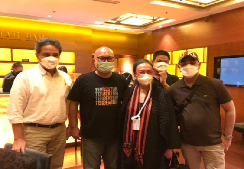 Pendiri Atjeh Conncetion Amir Faisal (sudut kanan), Christine Hakim (kanan kedua), Ketua KPU Ilham Saputra (Kaos hitam), dan Dirjen kebudayaan Kemendikbud Himar Farid (kiri) berfoto bersama usai nobar film Tjoet Nja Dhien, di Plaza Senayan Jakarta, Minggu (23/5/2021) (ANTARA/HO/Dok.pribadi)