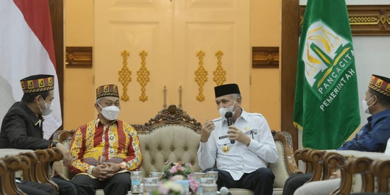 Gubernur Aceh Nova Iriansyah, menerima kunjungan silaturrahmi Presiden Partai Keadilan Sejahtera (PKS) Ahmad Syaiku, serta sejumlah jajaran pengurus DPP PKS dan DPW PKS Aceh, di Meuligoe Gubernur Aceh, Banda Aceh, Jum’at (28/5/2021).