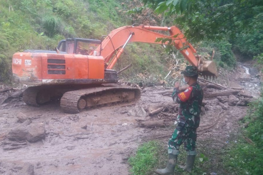 Dandim 0113/Galus Kerahkan Personel dan 3 Alat Berat Bersihkan 4 Titik Tanah Longsor